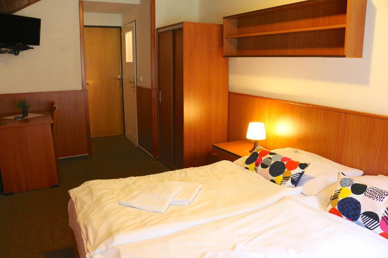 Hotel Maredis Korenov Exterior photo