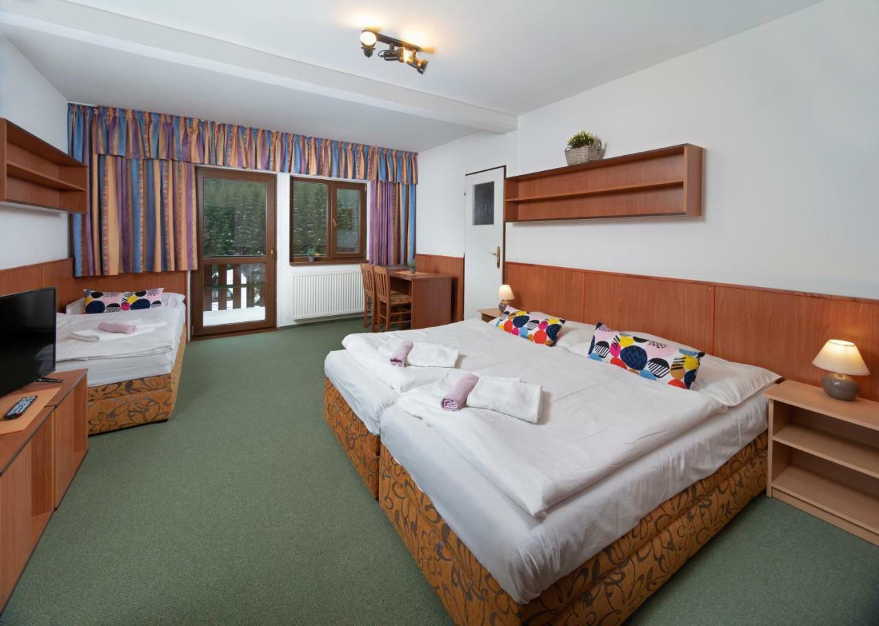 Hotel Maredis Korenov Exterior photo